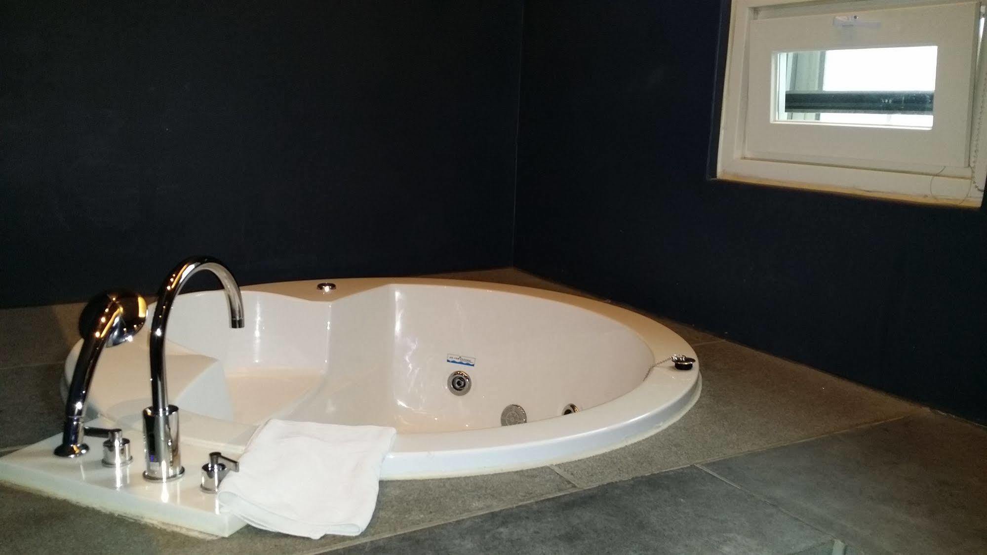 גונסאן Hotel Oscar Suite מראה חיצוני תמונה